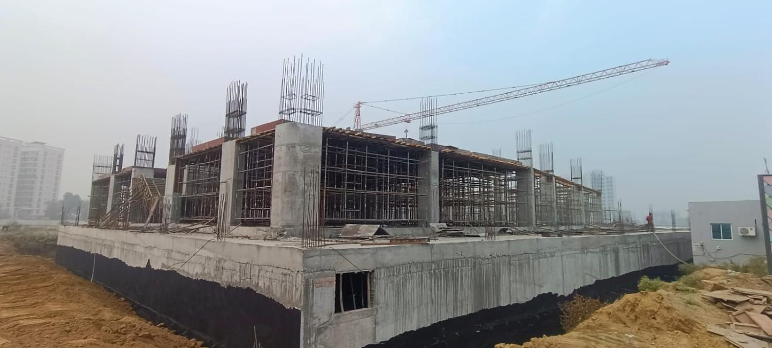Jack props used for slab support at a construction project
